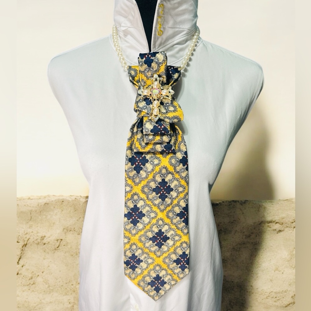 Chic Yellow and Blue Patterned Necktie with Gold Cross Brooch